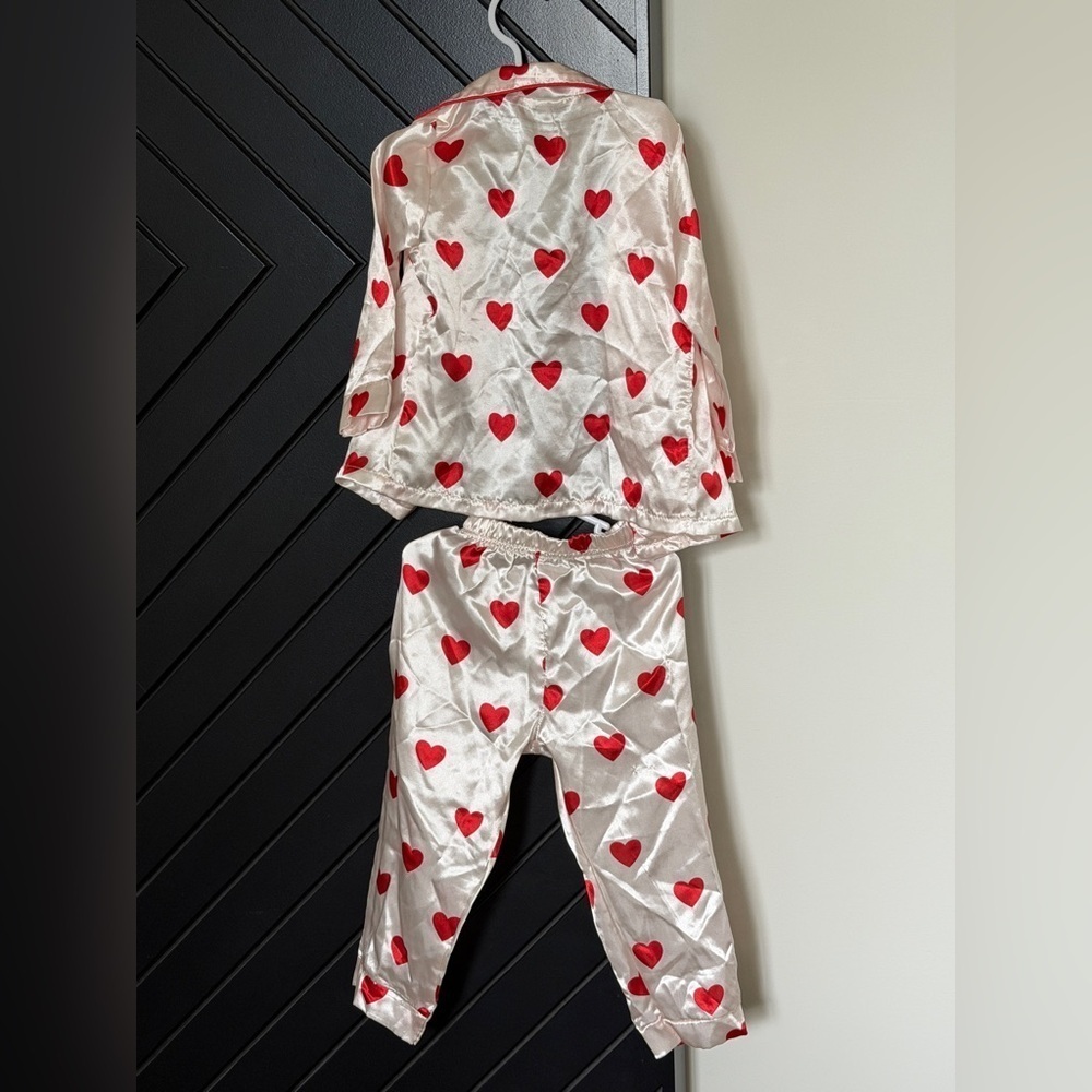 Girls satin PJs in heart print. Size 3T. Great condition. - Picture 4 of 4